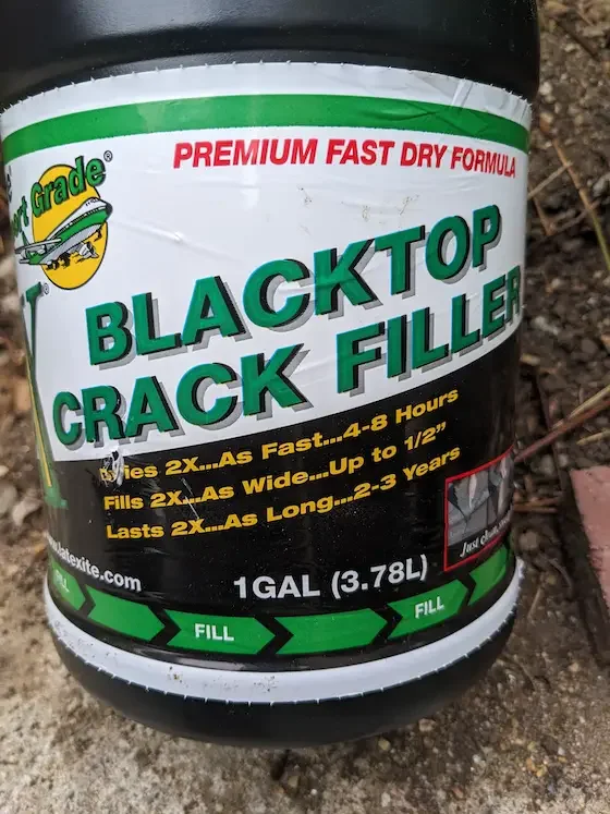 LIQUID BLACKTOP CRACK FILLER